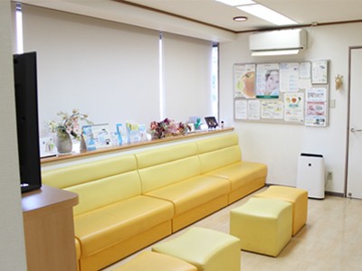 明るい色のソファが待合室には置かれています