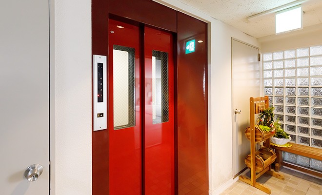 ①クリニック外観②建物エレベーター③待合室