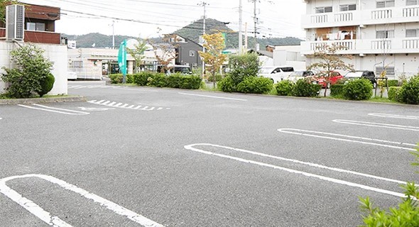 広い駐車場のご用意があります