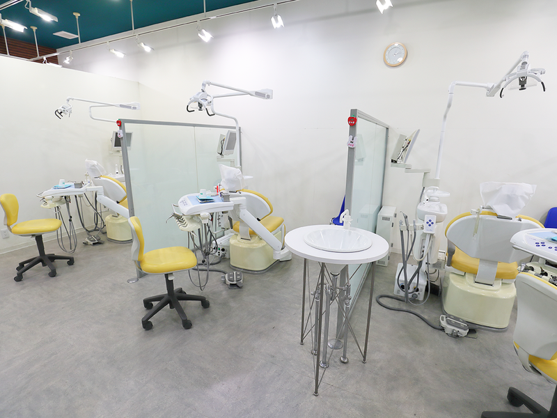 ①受付②待合室③診療チェア