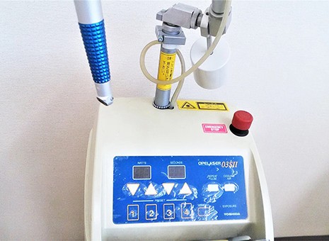 出血や痛みを抑えるレーザー治療器です