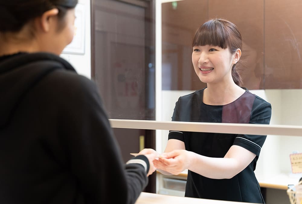 ①クリニック外観②受付③待合室