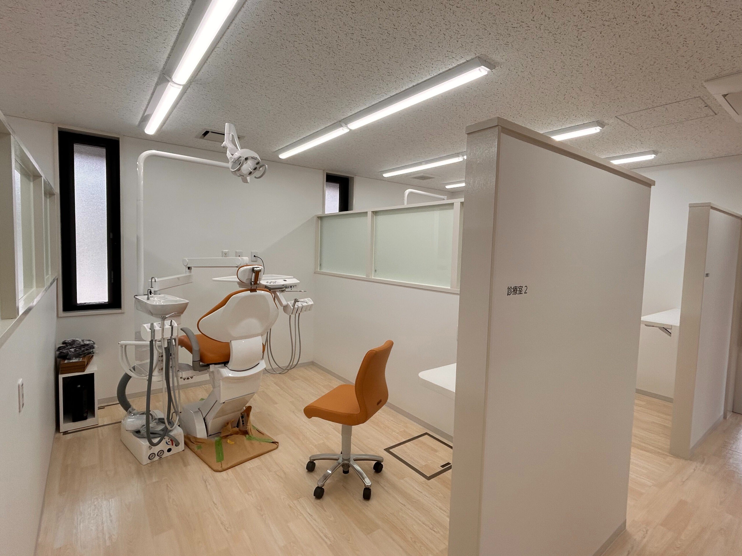 【久米島町役場仲里庁舎前バス停 徒歩1分・駐車場完備】幅広い診療で地域に寄り添う 仲里歯科診療所