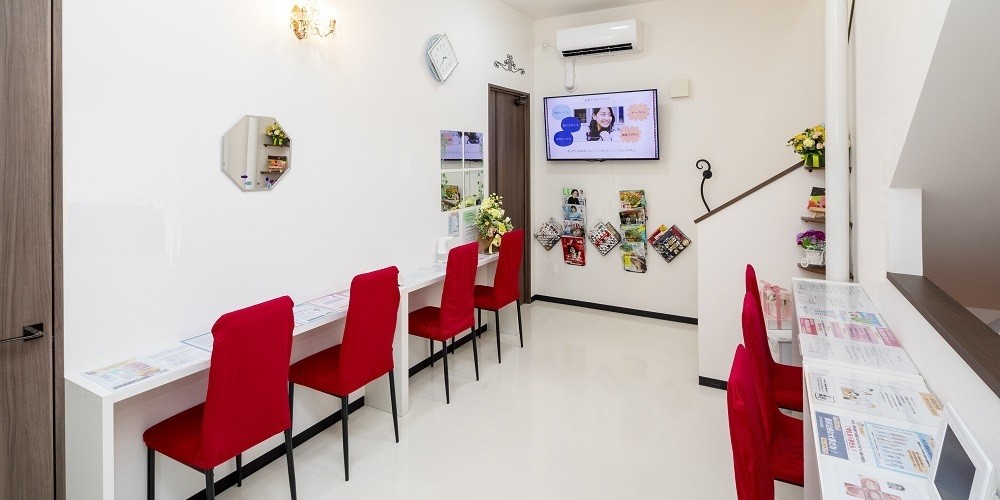 【大江渡鹿バス停から徒歩1分】インプラントや外科的処置から日常診療まで丁寧に対応する岡本右近歯科医院