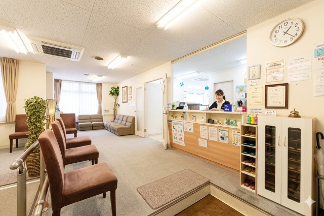 落ち着いた待合室でリラックスした時間を過ごせます。