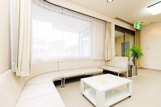 ①外観②待合室③診療室