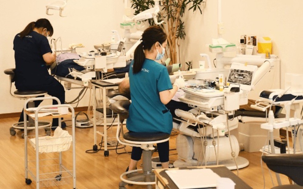 歯磨き指導ではフロスや歯間ブラシの正しい使い方も含めた個別指導を実施しています