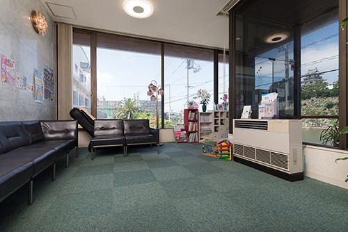 ①医院外観②受付③待合室