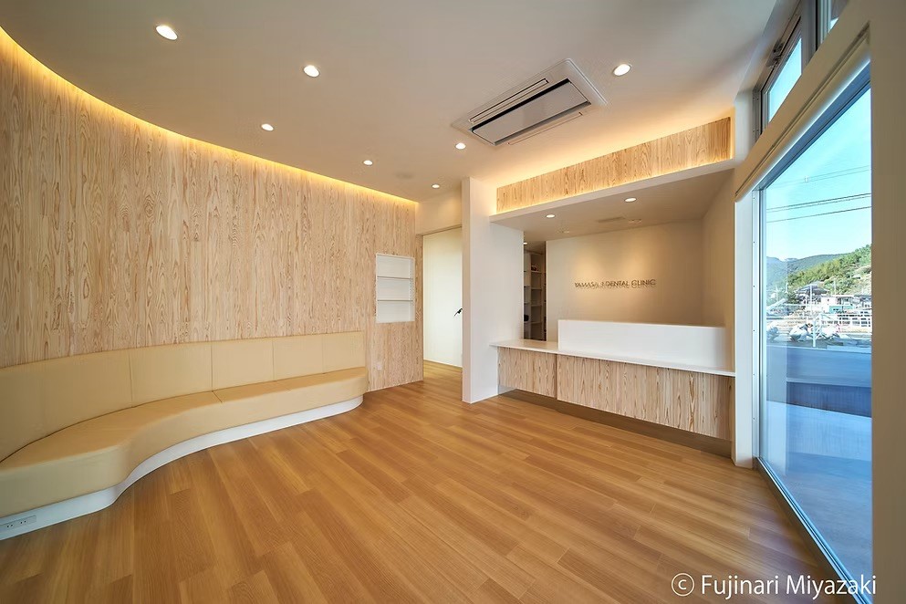 ①医院外観②待合室③エントランス