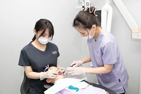 女性歯科医師によるやさしい雰囲気の診療