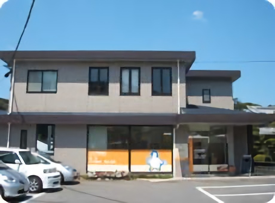 ①外観②待合室③バリアフリー設計