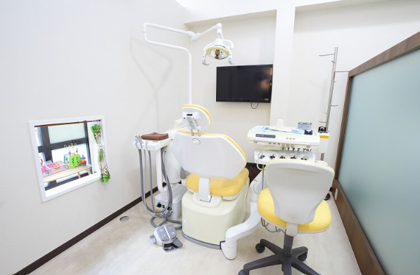 キッズスペースが見える診療室