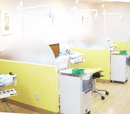 ①外観　②待合室　③診療室