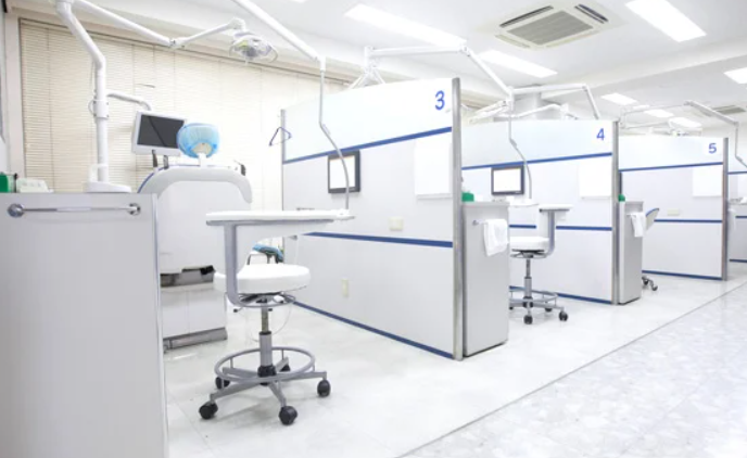 ①患者様との信頼関係を大切にしております②受付③診療室