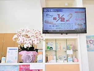 モニターが設置された待合室