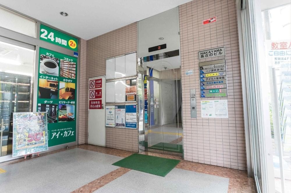 ①医院外観②医院入口③エレベーター