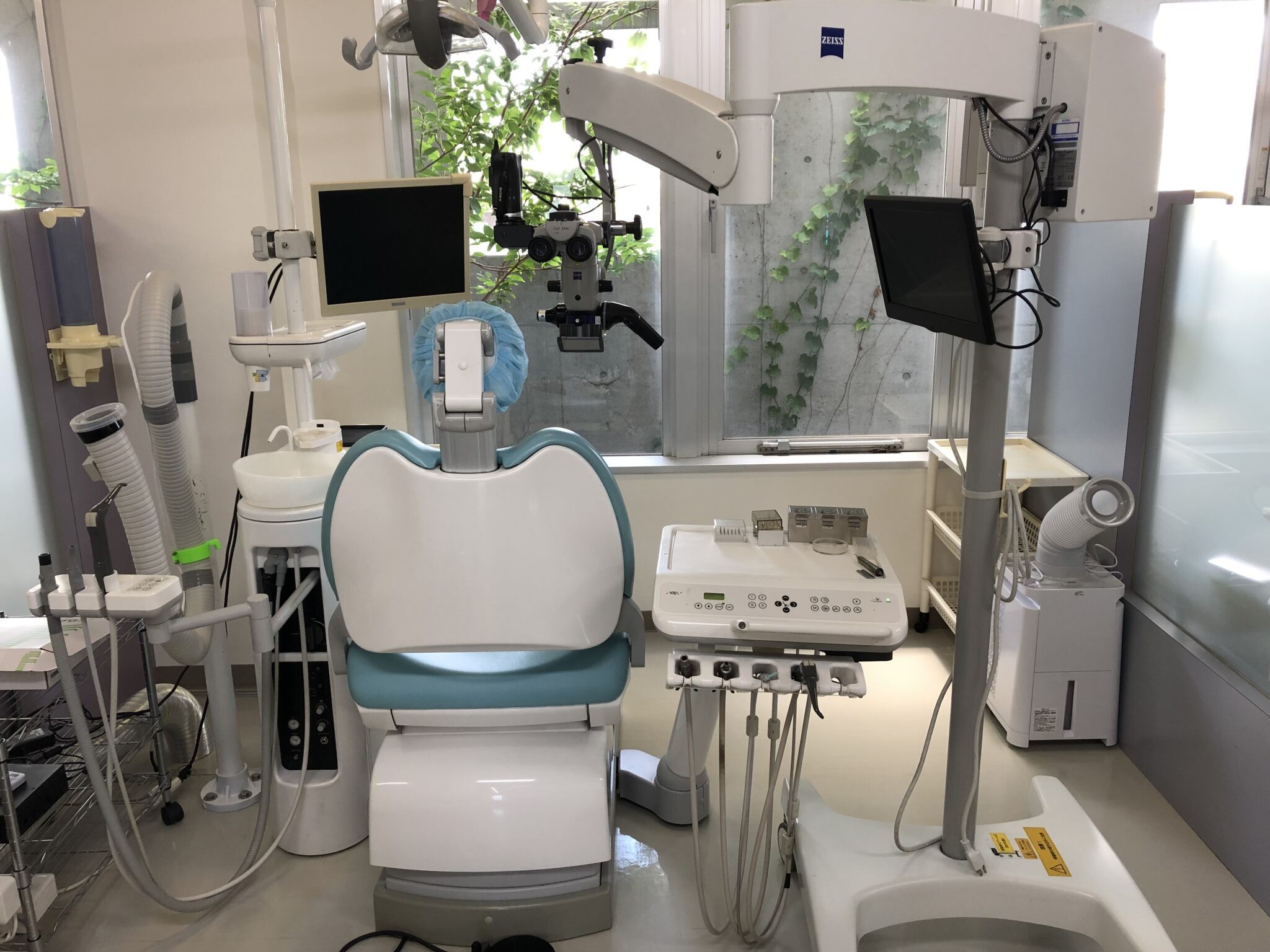 ①医院外観　②診療室　③車いすでの治療