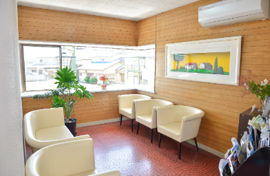 ①クリニック外観　②受付　③待合室