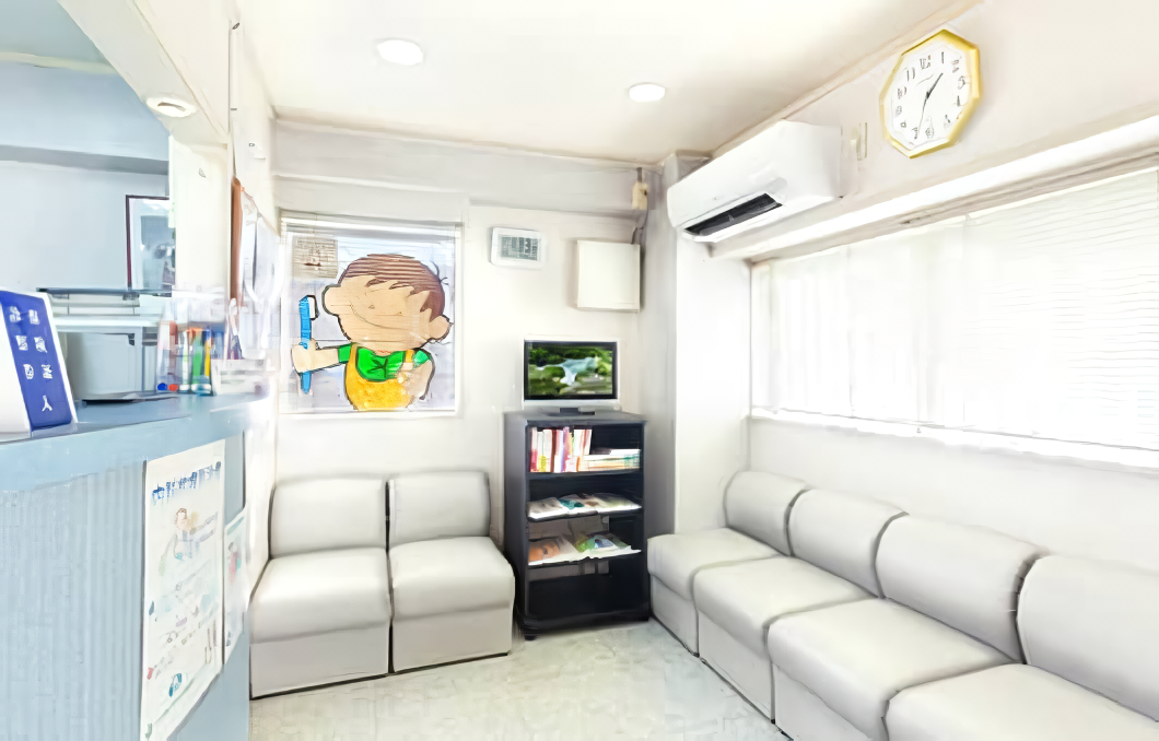 ①外観②待合室③診療スペース