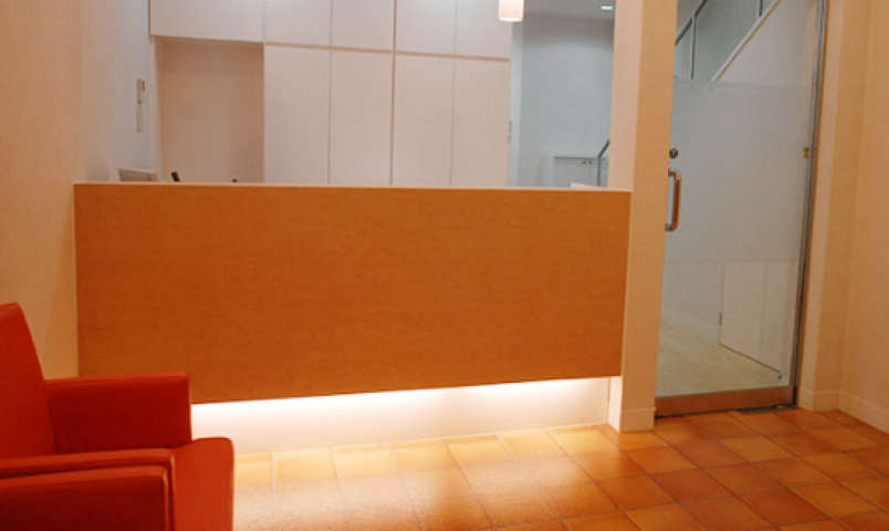 ①外観②待合室③受付