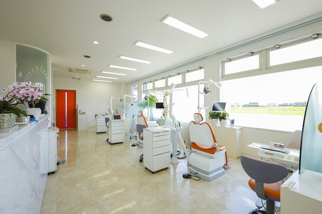 ①外観②受付③診察室