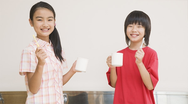 歯磨きをする子供