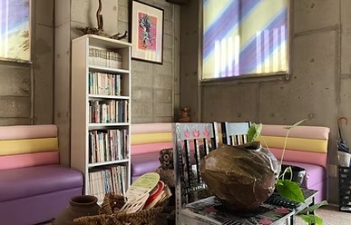 ①クリニック外観　②待合室　③待合室