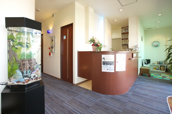 ①クリニック外観②待合室③受付