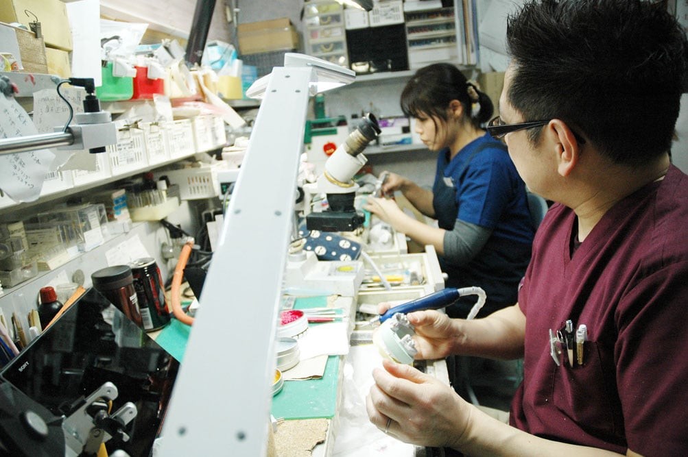 技工士が優れた補綴物を製作しています