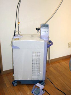 Er-YAGレーザーという治療効果が高く痛みを抑えるレーザーです