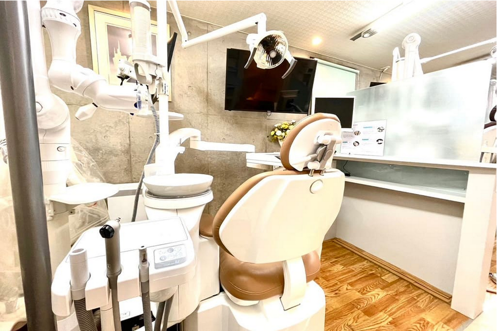 天然の歯と近い透明感と色合いのセラミックの被せ物なども取り扱いあり