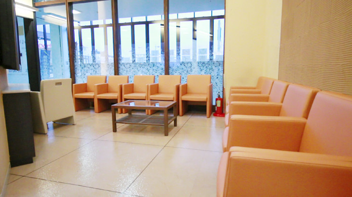 ①クリニック外観②受付③待合室