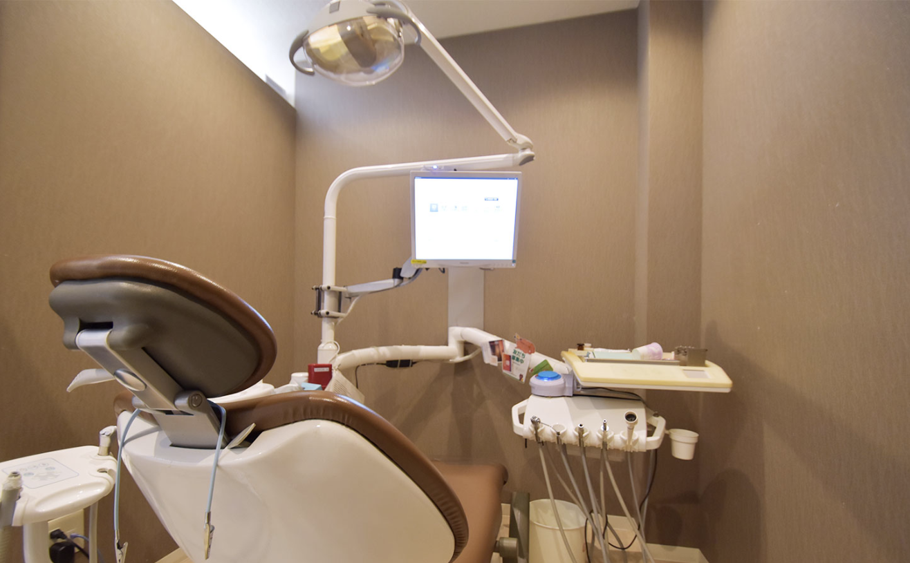 ①クリニック外観　②受付　③診察室