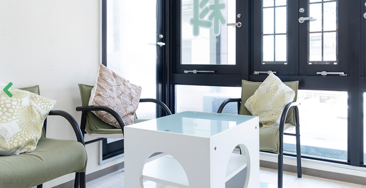 ①外観②待合室③診療室