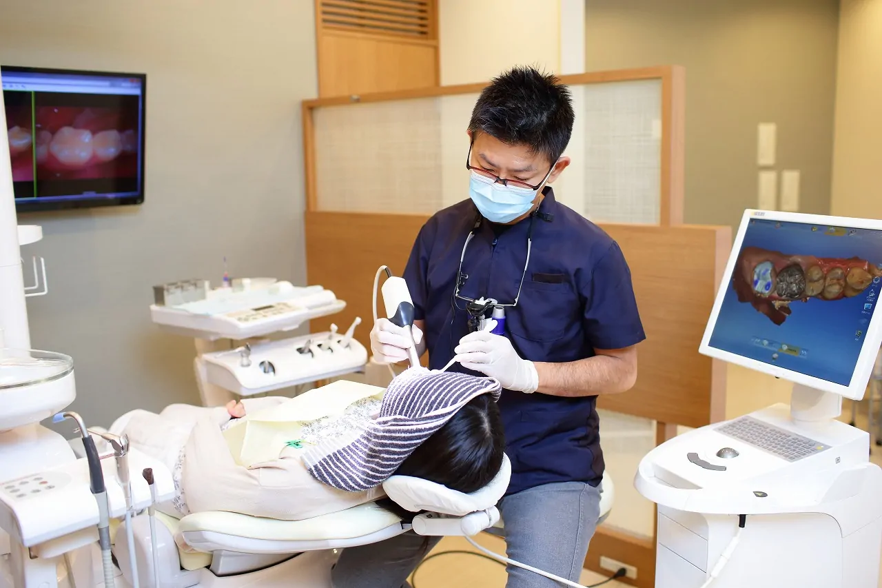 ①医院外観 ②診療風景 ③カウンセリング風景