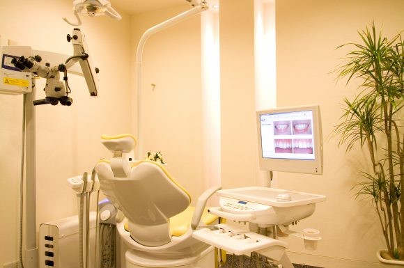 ①外観②受付③診察室