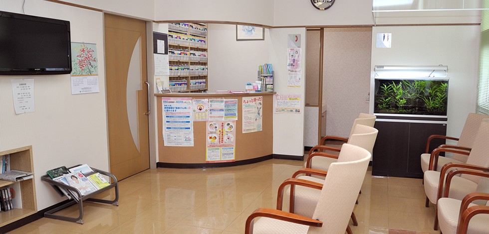①医院外観 ②受付・待合室 ③キッズスペース