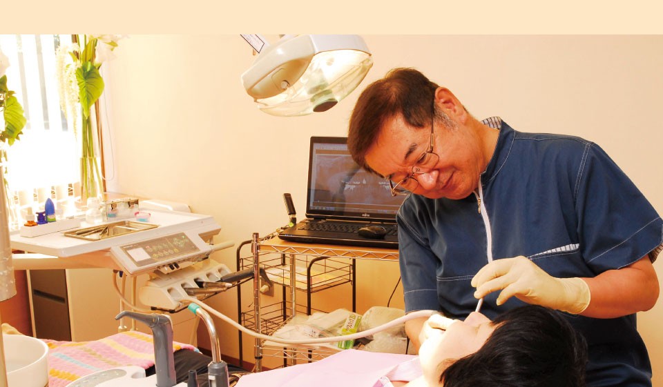 ①診療風景 ②医院外観 ③待合室