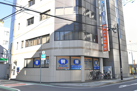 ①待合室②外観③診療スペース