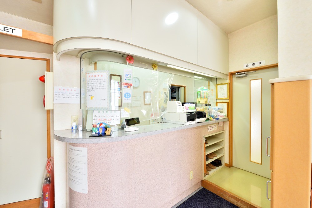 ①医院外観　②受付　③待合室