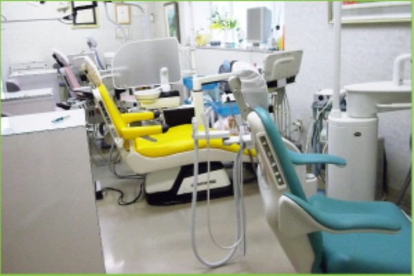 ①外観②待合室③診療室