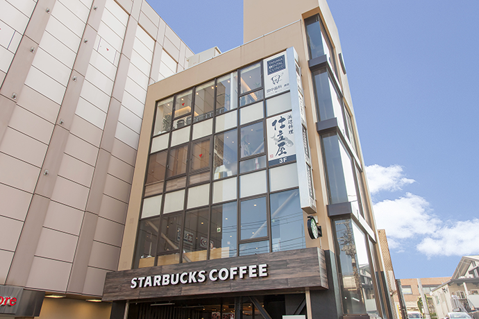 1階にスターバックスのある建物内に院を構えております