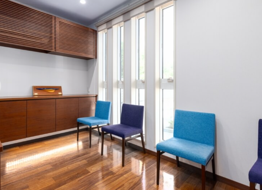 ①外観②待合室③診療室