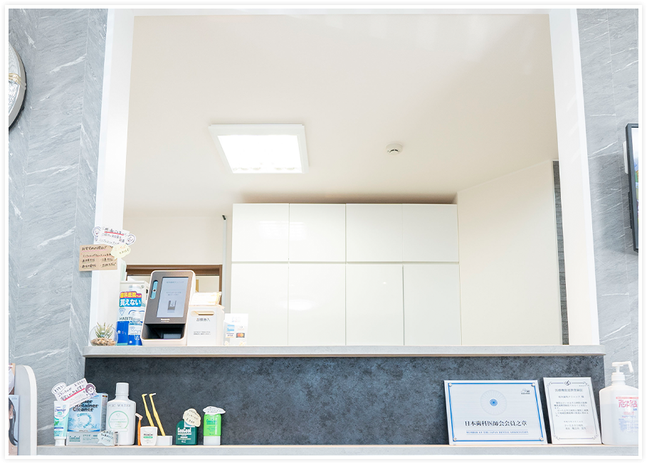 ①治療の様子、②受付、③待合室