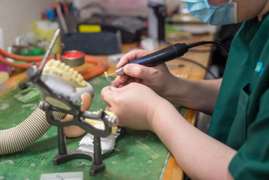 院内技工室により即日修理可能