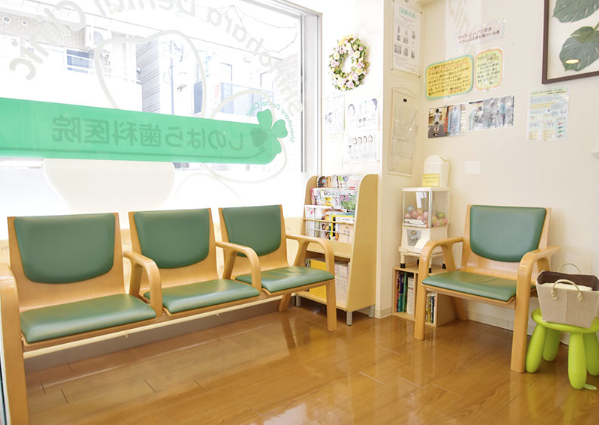 ①クリニック外観　②受付　③待合室