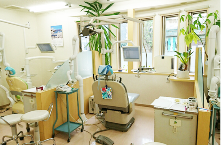 ①クリニック外観　②受付　③診療室