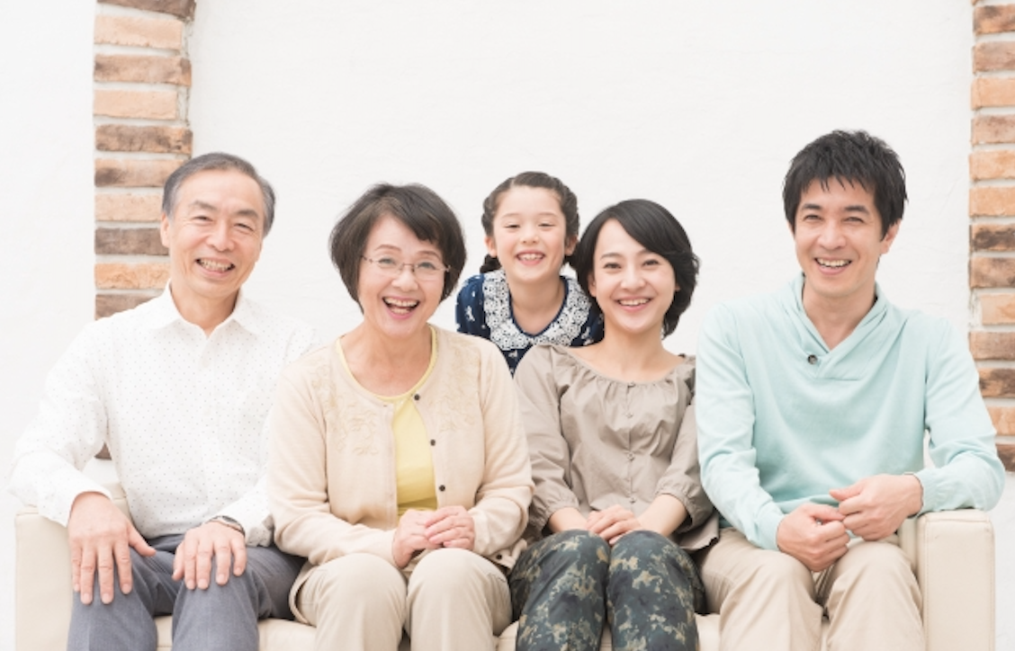 ご自宅や介護施設にお伺いし、歯科治療や口腔ケアを提供する訪問診療を行っています