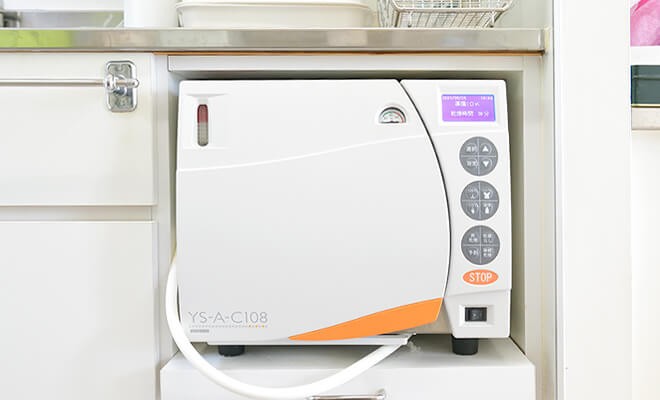 高圧蒸気滅菌器によって器具を滅菌しています