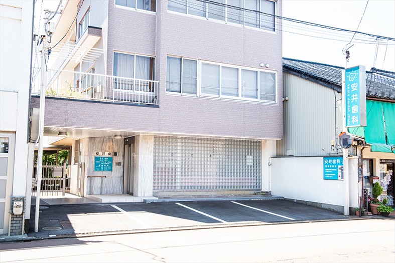 ①外観②待合室③診療室